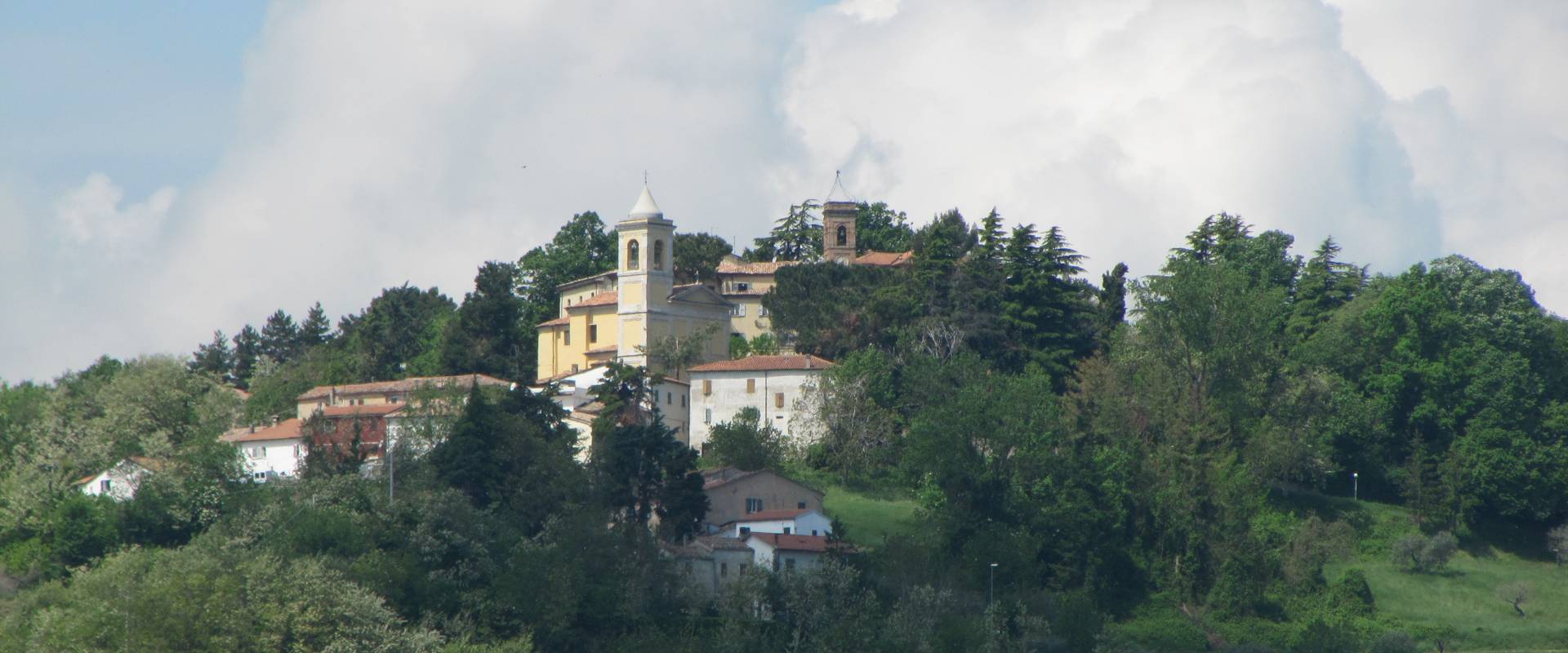 Monte Colombo e al centro la Chiesa di S. Giovanni Battista foto di Anna pazzaglia